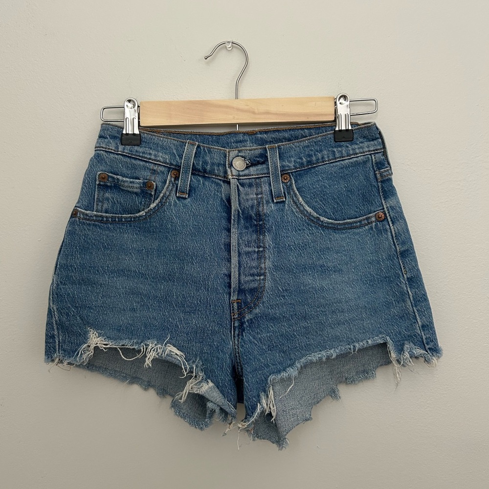 LEVI 501 MEDIUM WASH DENIM SHORTS